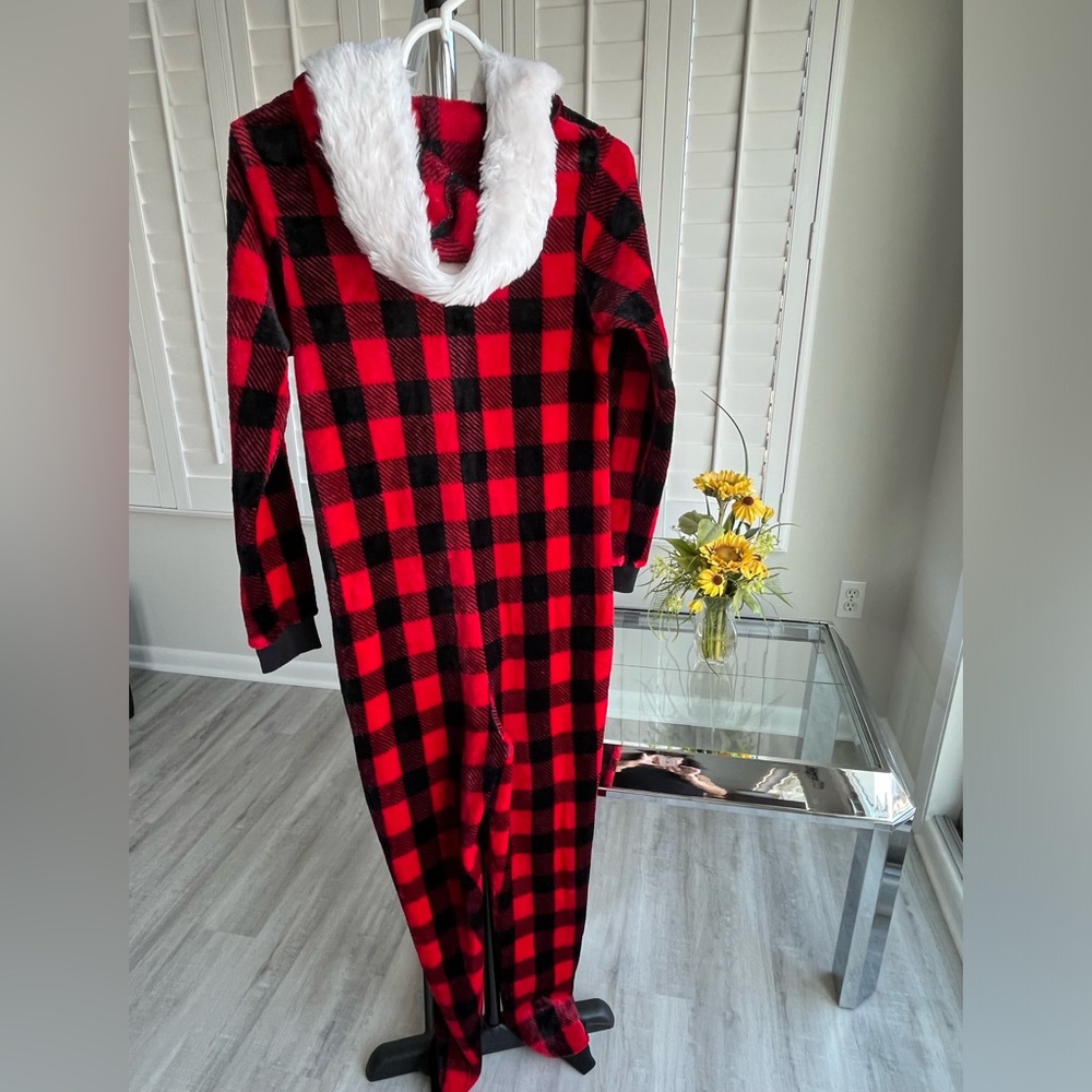 SECRET TREASURES Black & Red Plaid One Piece Pajama w/Faux Fur Hood Size Medium - Picture 2 of 9
